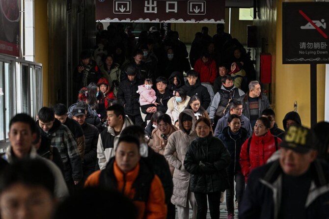 2024年12月22日、中国初のコロナウイルス「Covid-19」による死者が確認されてから5周年を前に、中国中部湖北省の武漢で長江を渡り終えた人々がフェリーから降りた。(AFP＝時事）