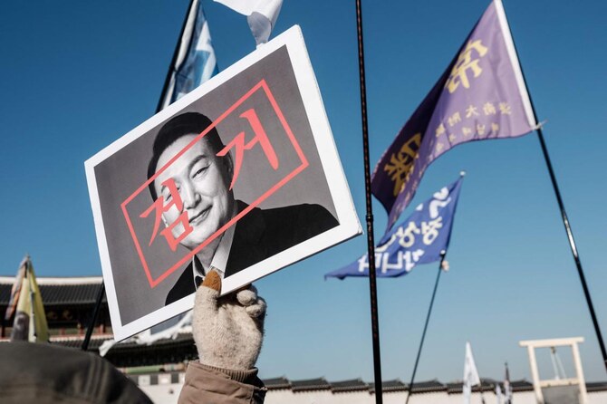 尹錫烈(ユン・ソクヨル)大統領を支持する者、反対する者、それぞれのデモ隊が、危機の発生以来、毎日のように韓国の首都に集まっている。(AFP)。