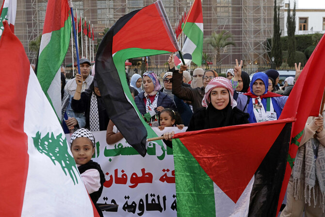 2025年1月16日、ラバトの国会議事堂前で、ハマスとイスラエル間の停戦と人質解放の合意を祝うモロッコ人。(AFP)