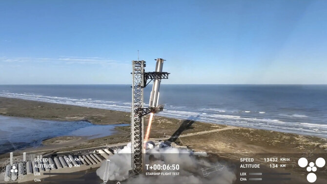 2025年1月16日、テキサス州ボカチカの発射台に戻るスペースX社のロケットブースター「スターシップ」。(スペースX via AP)