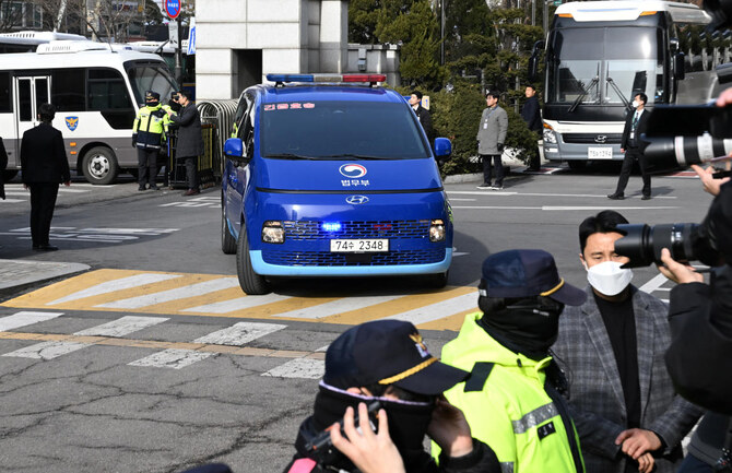 2025年1月018日、ソウルのソウル西部地方裁判所に、弾劾された韓国の尹錫烈大統領を乗せたと思われる青いバンが到着した。(プール via ロイター)