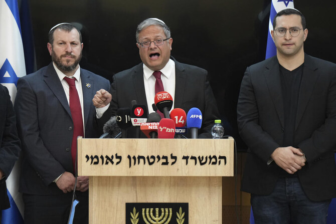 イスラエルの極右国家安全保障大臣イタマル・ベングビール（中央）と同党の他の2人の大臣が、ガザ停戦協定をめぐって辞任した。(AP)
