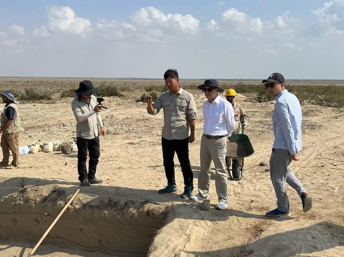 中国の王Qimin総領事は、発掘作業の段階とこれまでに発見された重要な発見について説明を受けた。(SPA)