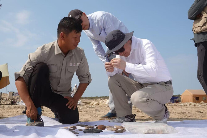 中国の王Qimin総領事は、発掘作業の段階とこれまでに発見された重要な発見について説明を受けた。(SPA)