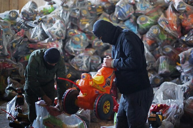 1月19日、ラタキアで、カプタゴンの錠剤を隠すために使われた倉庫内のおもちゃを検査するシリア新政府の治安部隊のメンバー。(AFP＝時事）
