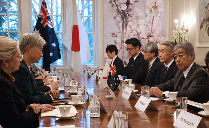 岩屋毅外相(右)は2025年1月19日、米大統領就任式の前日、ワシントンでオーストラリアのペニー・ウォン外相(左2人目)と会談した。(撮影:時事通信社/AFP) / Japan OUT