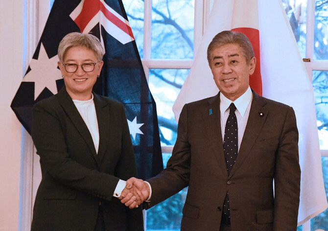岩屋毅外相(右)は、2025年1月19日、米大統領就任式の前日、ワシントンDCでオーストラリアのペニー・ウォン外相と会談し、握手を交わした。(時事通信/AFP=時事)