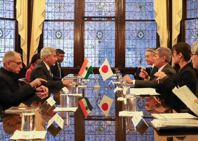 日本の岩屋毅外相(右3人目)は、米大統領就任式の前日、ワシントンのインド大使館でインドのスブラマニヤム・ジャイシャンカール外相(左2人目)と会談した。(配布写真 via AFP)