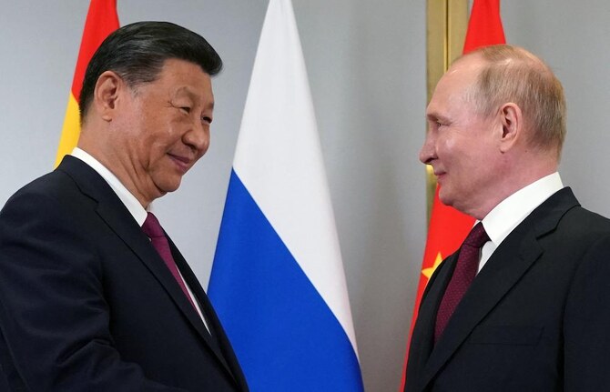 中国の習近平国家主席(左)とロシアのプーチン大統領は火曜日、ビデオ通話を行ったと北京の国営メディアが報じた。(AFP=時事)