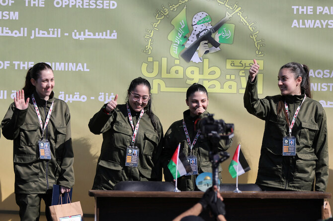 2023年10月7日の攻撃以来、ガザで拘束されていた4人の女性イスラエル兵が、ハマスの武装勢力によって赤十字国際委員会のメンバーに引き渡された。(ロイター）