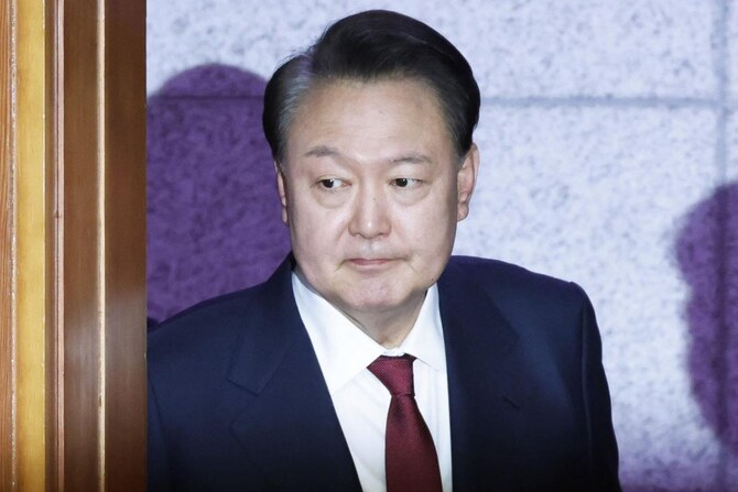 2025年1月23日、ソウルの憲法裁判所で開かれた弾劾裁判の第4回公判に出廷する韓国の尹錫烈(ユン・ソクヨル)弾劾大統領。(AFP=時事)