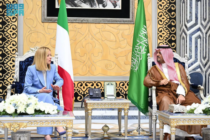 イタリアのジョルジア・メローニ首相は、ジェッダ到着時にマッカ地方のサウド・ビン・ミシャール・ビン・アブドルアジーズ副知事の出迎えを受けた。(SPA)