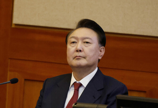 尹錫洙（ユン・ソクヨ）大統領は逮捕以来、ソウル拘置所に拘留されており、拘留を伴う正式な起訴により、6ヶ月以内に行われなければならない裁判まで獄中に置かれることになる。(ロイター）