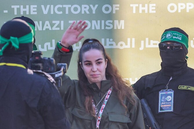 ガザ北部のジャバリヤ難民キャンプで行われたセレモニーで、ハマスがイスラエル人女性兵士アガム・ベルガーさんを赤十字に引き渡した。(AFP)