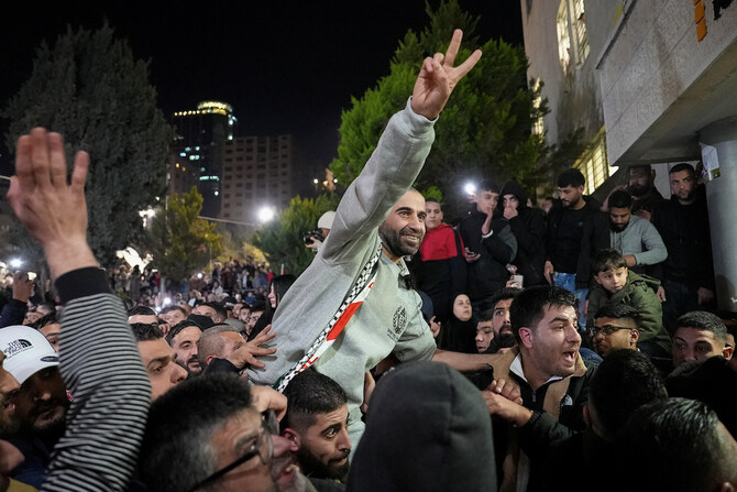 イスラエル占領下のヨルダン川西岸地区ラマッラーで、イスラエルの拘置所から解放されたパレスチナ人囚人が身振り手振りをする（2025年1月30日）。(ロイター）