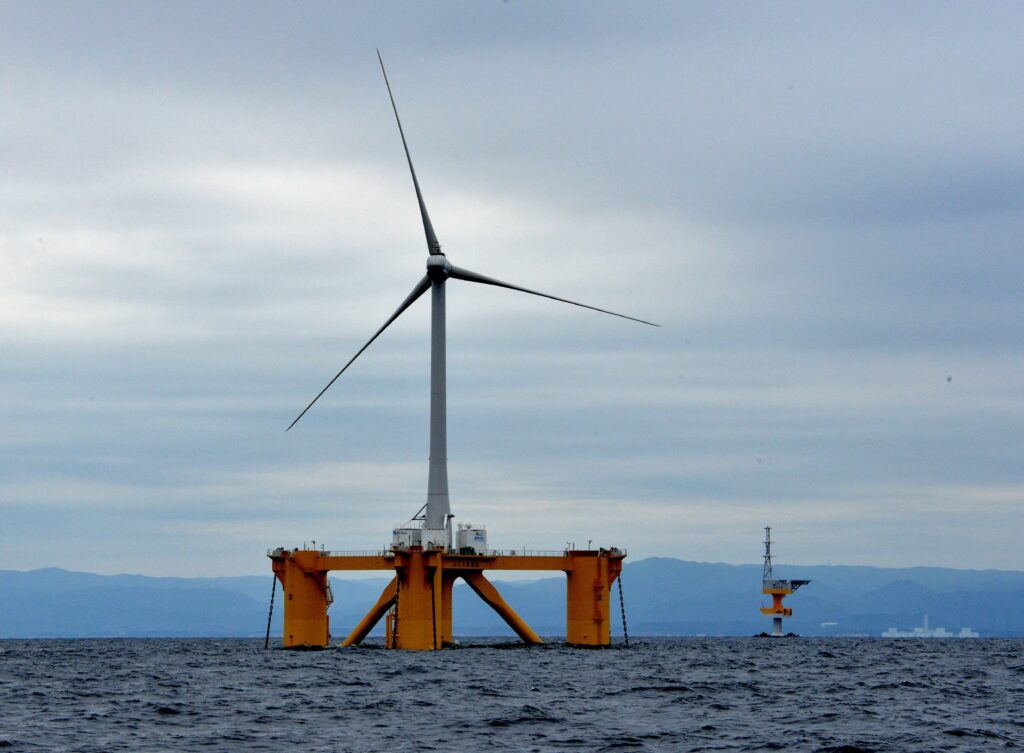 改正された規則では、風力タービン、送電ケーブル、建設などの資本コスト上昇分の最大40％を、オークション開始までの1年間の平均価格に基づいて組み入れることができると、経産省当局者は述べた。(AFP通信)