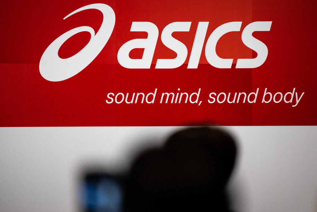 アシックスは、同大会が聴覚障害者のスポーツを振興・発展させるものであることから、トータルサポートメンバーになることを約束した（AFP）。