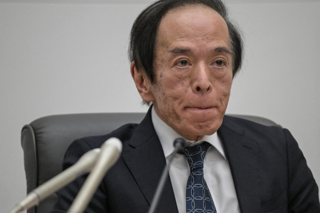 植田氏は先月、ドナルド・トランプ次期米大統領の経済政策に対する不透明感と日本国内の賃金見通しを利上げ見送りの理由に挙げた。(AFP)