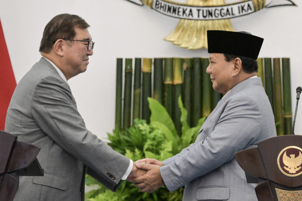 石破氏はジャカルタを訪問し、インドネシアのプラボウォ・スビアント大統領と様々な二国間問題について会談した。(AFP)