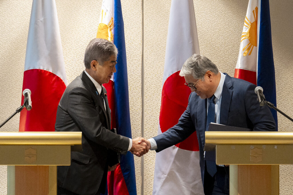 日本の岩屋毅外務大臣は、マニラでフィリピンのエンリケ・マナロ外相およびフェルディナンド・マルコス大統領と会談し、安全保障上の約束を確認した。(AFP通信)