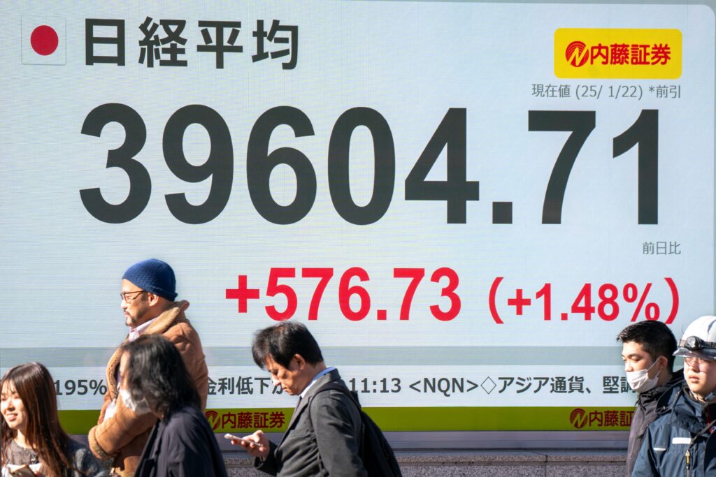 日本の財務省のデータによると、外国人は先週、7530億円(48億7000万ドル)の日本株を購入した。(AFP)