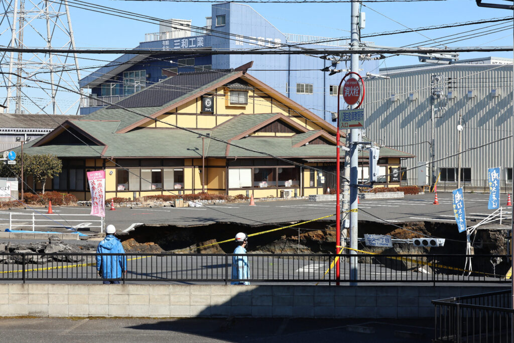 30日、埼玉県八潮市の県道交差点で崩落した道路の全景。(AFP=時事)