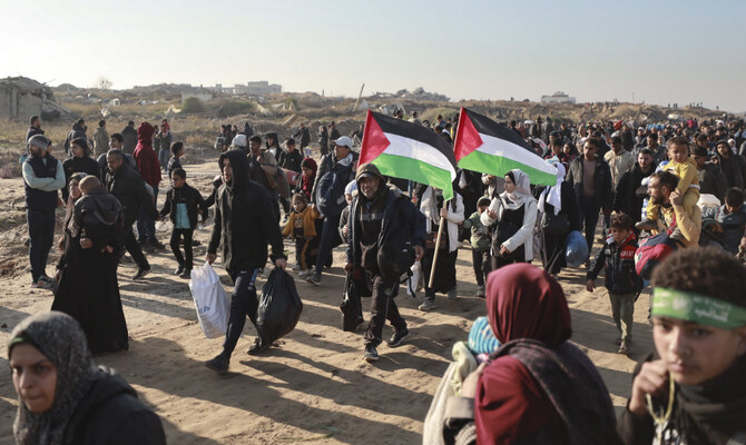 2025年1月27日月曜日、イスラエルがパレスチナ人数千人の帰還を許可するという決定を下したことを受け、避難していたパレスチナ人がガザ地区北部に到着した。（AP通信）