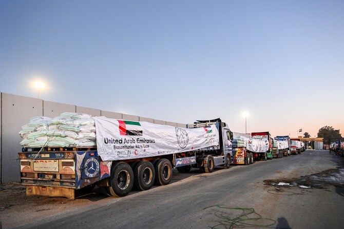 UAEからの支援物資を積んだトラックがラファ検問所を通ってガザ地区に入る(WAM)