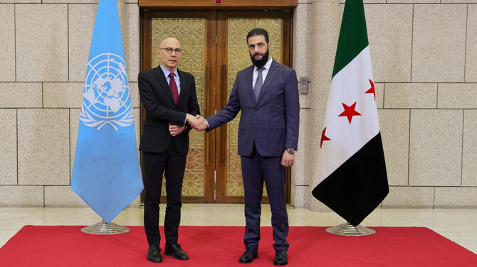 国連人権高等弁務官のフォルカー・ターク氏は2025年1月15日、シリアの事実上の指導者であるアフメド・アル・シャラア氏とダマスカスで面会した。(ロイター)