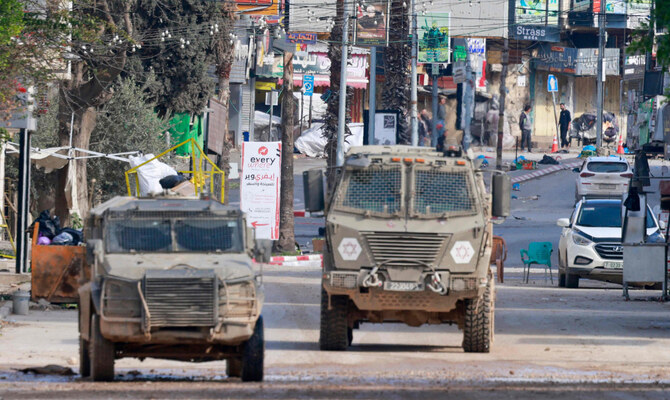 2025年1月25日、ジェニン難民キャンプへの空爆中に走行するイスラエル軍の車両。(AFP)