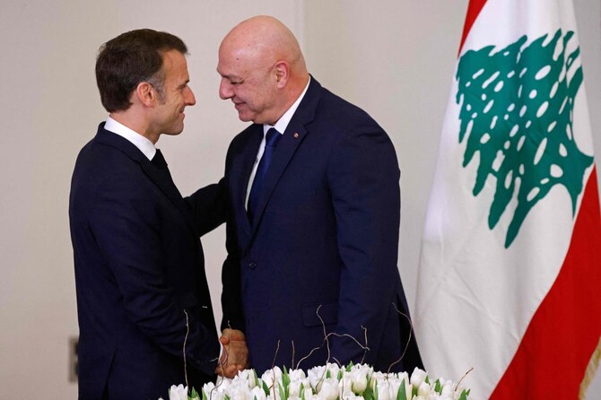 2025年1月17日、バブダの大統領宮殿で、フランスのエマニュエル・マクロン大統領(左)がレバノンのジョゼフ・アウン大統領と会談した。(AFP通信)