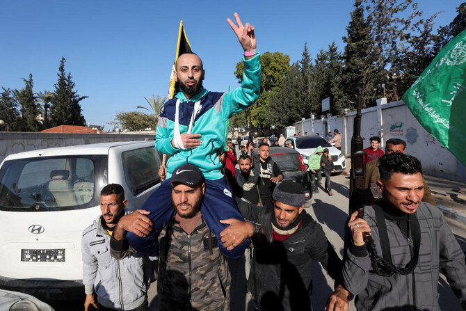 2025年2月15日、ガザ地区南部のハーン・ユーニスで、イスラエルによる人質と囚人の交換と停戦合意の一環として釈放されたパレスチナ人囚人のタレク・ラビー・サフィーが、釈放後に迎え入れられる様子。(ロイター