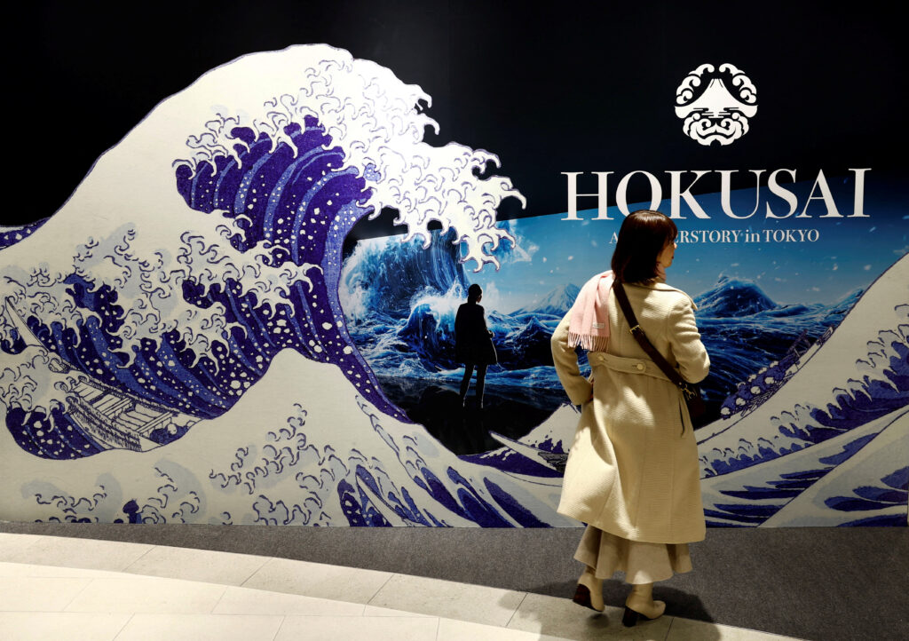 下町のショッピングモールの一角にあるこの展覧会は、江戸時代の木版画の巨匠が描いた自然や村の暮らしの風景に観客を誘う。(REUTERS/加藤一誠)