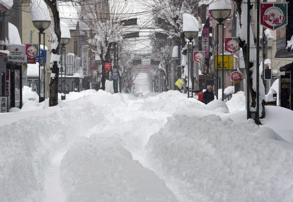 寒冷前線は数日間続くと予想されており、気象庁は大雪や吹雪に対する警戒を呼びかけている。(epa/時事通信)