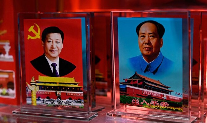 2025年2月26日、中国・北京の観光地にある土産物店での習近平と毛沢東の肖像画。(AFP=時事)