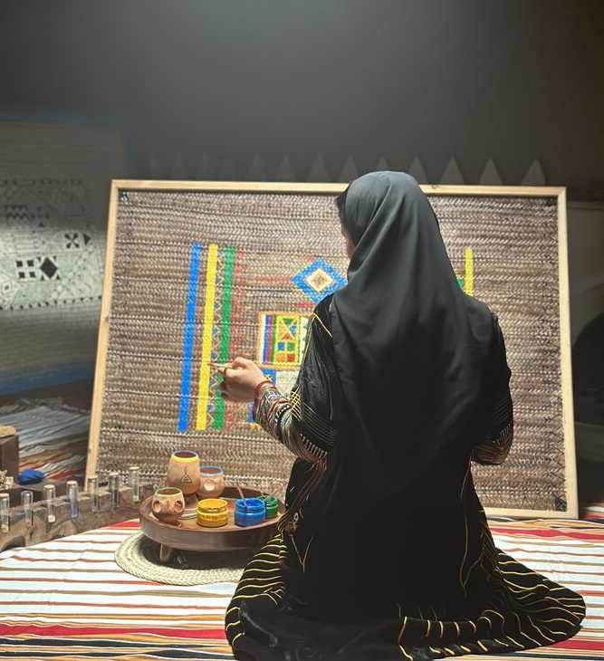 サウジアラビアのアーティストHams Almurehは、ヤシの葉で織られたキャンバスの上に描かれた作品に、Al-Qatt Al-Asiriの要素を取り入れている。提供