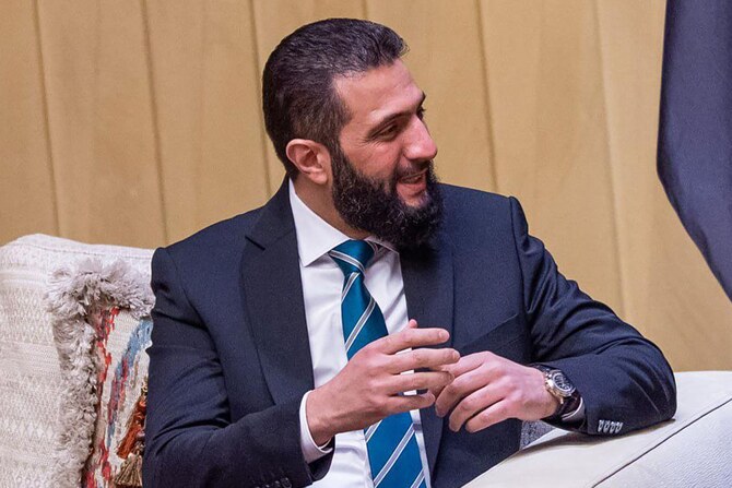 2025年2月2日、リヤドで会談するシリア暫定大統領アフメド・アル・シャラア氏。(ファイル/AFP)