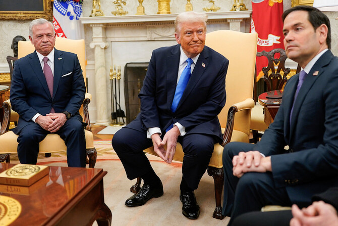 ワシントンのホワイトハウスの執務室で会談に臨むドナルド・トランプ米大統領、マルコ・ルビオ国務長官、ヨルダンのアブドゥラー国王。(ロイター）