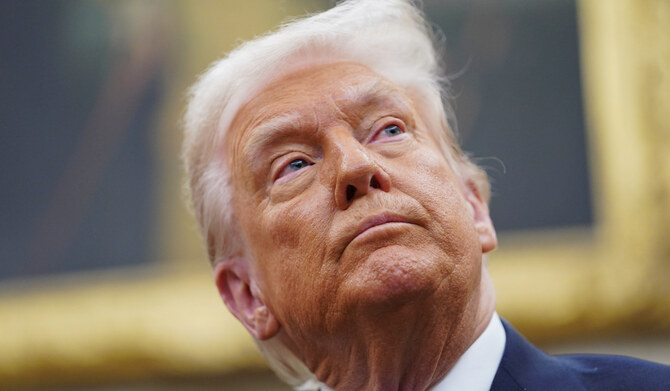 2025年2月11日、米ワシントンのホワイトハウスの大統領執務室で、ヨルダンのアブドゥラー国王との会談に臨むドナルド・トランプ米大統領。(REUTERS)
