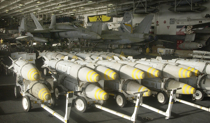 3月23日、米海軍のコンステレーション空母の格納庫で実施されたバンカーバスター爆弾。(AFPのアーカイブ写真)