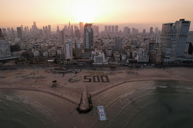 ドローンによる映像は、イスラエルのデモ参加者が500日を記念する展示の一部として「500」と「73」の数字を掲げている様子を捉えている（ロイター）