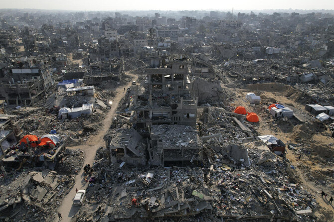 2025年2月17日月曜日、ガザ地区北部のベイトラヒヤで、イスラエル軍の空爆と地上攻撃によって破壊されたテントの様子をドローンで空撮した写真。(AP)