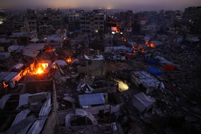 2025年2月17日、ガザ地区北部のジャバリアで、家屋の廃墟の中でキャンプするパレスチナ人。(AFP=時事)