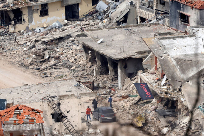 2025年2月19日、イスラエル軍がレバノンとの停戦合意に沿って撤退した翌日、戦禍に見舞われた南部のアデイセ村に戻ったレバノンの住民たち。イスラエル軍はヒズボラ民兵との数カ月にわたる戦争で、レバノンの数百の村を破壊した。(AFP通信)