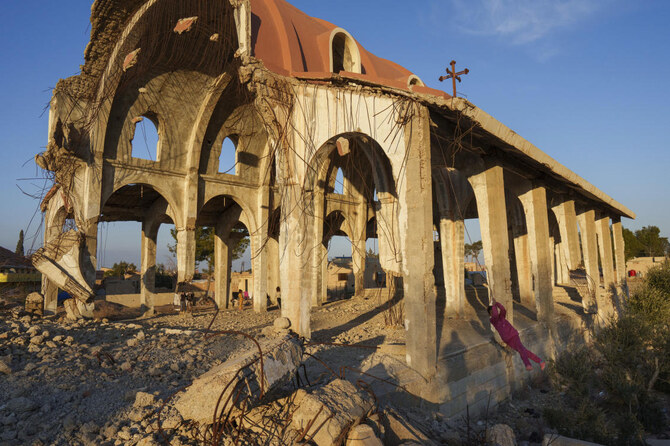 2025年1月27日月曜日、米国が支援するクルド人主導のシリア民主軍が現在支配しているシリア北東部のテル・ナスリ村で、2015年にダーイシュ・グループによって破壊された聖母マリア教会の廃墟で遊ぶ子どもたち。(AP)