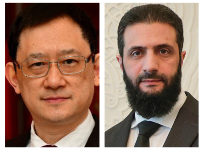 シリアの事実上の指導者アフマド・アル＝シャ氏ラア（右）と中国の施宏偉大使。(提供)