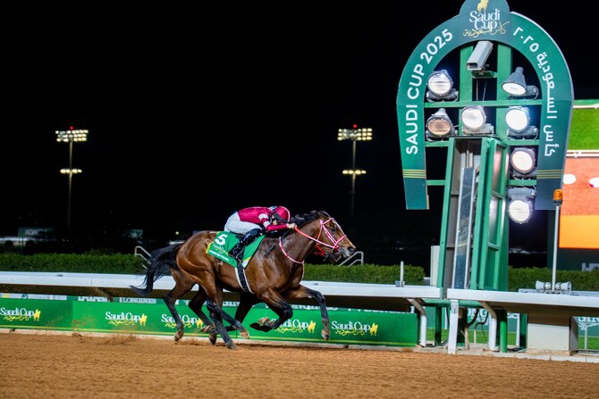 日本のフォーエバーヤングは、香港競馬の王族ロマンチックウォリアーを追い詰め、土曜日にリヤドで開催された世界最高賞金のレース、2000万ドルのサウジアラビアカップを制した（AN Photo/Abdulrahman Bin Shulhoub）。