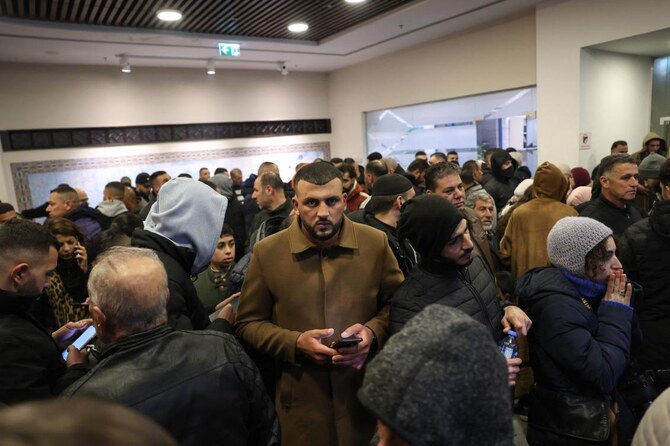 2025年2月23日未明、ヨルダン川西岸地区のラマッラーで、イスラエルがパレスチナ人囚人の釈放を遅らせた後、反応するパレスチナ人家族。(AFP＝時事）