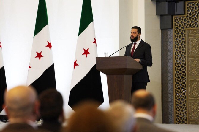 2025年2月25日、ダマスカスで開催されたシリア新政権による「国民対話会議」で、シリア人コミュニティの代表や高官に挨拶するアフメド・アル・シャラア暫定大統領。(AFP)