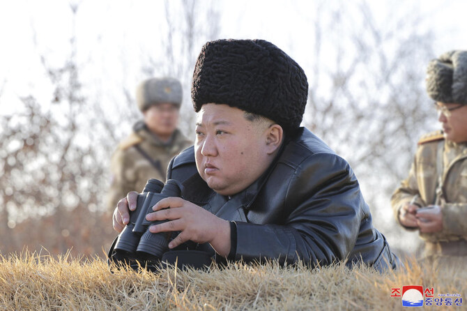 北朝鮮の金正恩委員長は2025年2月26日、同国西海岸沖で行われた戦略巡航ミサイルの発射実験を監督している。(KCNA/KNS via AP)